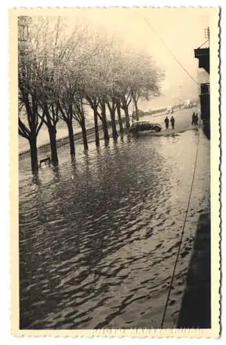 14 Fotografien unbekannter Fotograf, Ansicht Epinal, Hochwasser / Überschwemmung 1947, überflutete Strassen im Ort