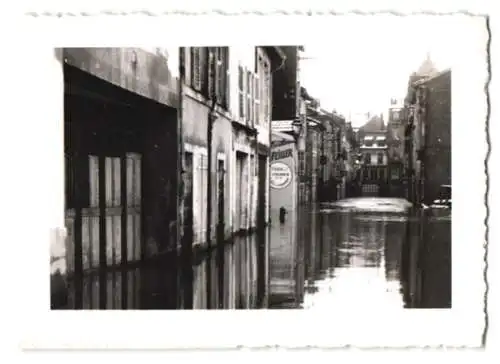 4 Fotografien unbekannter Fotograf, Ansicht Epinal, Hochwasser-Katastrophe 1947, überflutete Strassen der Stadt