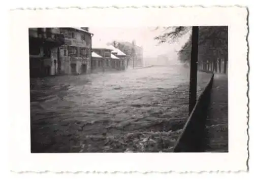 4 Fotografien unbekannter Fotograf, Ansicht Epinal, Hochwasser-Katastrophe 1947, überflutete Strassen der Stadt