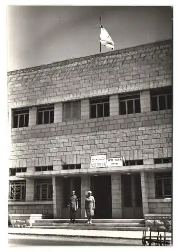 2 Fotografien unbekannter Fotograf, Ansicht Israel, Postamt / Post Office & Auto Geländewagen