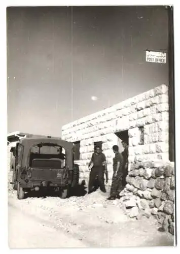 2 Fotografien unbekannter Fotograf, Ansicht Israel, Postamt / Post Office & Auto Geländewagen