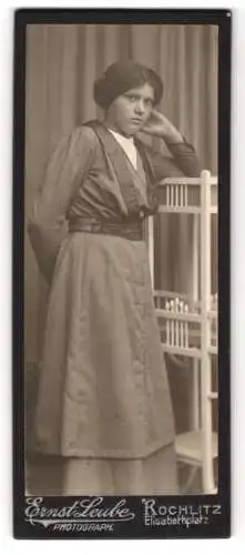 Fotografie Ernst Leube, Rochlitz, Elisabethplatz, Elsa Ryssel mit zurückgestecktem Haar im Kleid