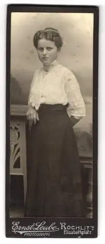 Fotografie Ernst Leube, Rochlitz, Elisabethplatz, Anna Winkler in weisser Bluse und schwarzem Rock