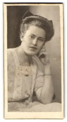 Fotografie Gebrüder Schulze, Osnabrück, Grosse Str. 19, Friede Ledebaer mit einer Schleife im Haar, 1908