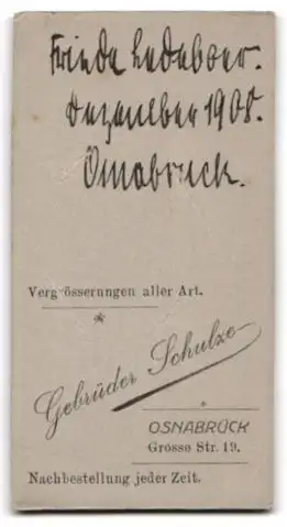 Fotografie Gebrüder Schulze, Osnabrück, Grosse Str. 19, Friede Ledebaer mit einer Schleife im Haar, 1908