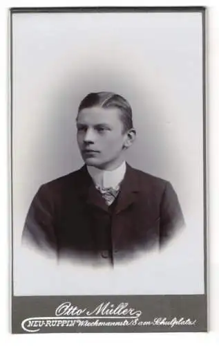 Fotografie Otto Müller, Neu-Ruppin, Wiechmannstr. 8, W. Lindemann mit pomadisiertem Seitenscheitel