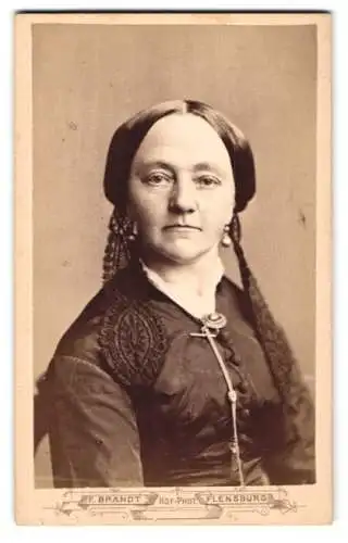 Fotografie F. Brandt, Flensburg, L. Frahm mit Kopfschmuck im Haar und Kugel-Ohrringen