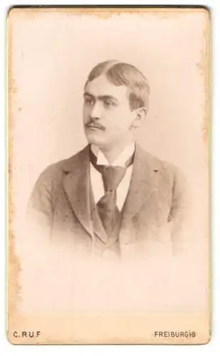 Fotografie C. Ruf, Freiburg i. B., Kaiserstr. 5, Junger Mann mit Mittelscheitel und einem Schnurrbart