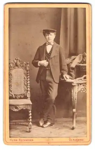Fotografie Herm. Heckmann, Glauchau, E. Schädel, im Anzug mit gemusterter Weste mit einem Hut