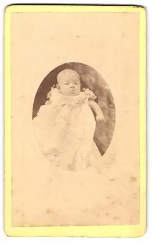 Fotografie E. J. Gibbs, Stroud, 18 /19 George Street, Daisy Cull als Baby im weissen Gewand