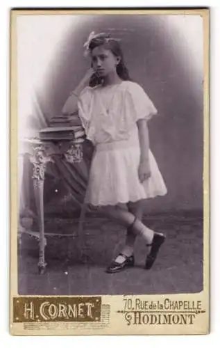 Fotografie H. Cornet, Hodimont, 70 Rue de la Chapelle, Josephine Taut im weissen Kleid mit Schleife im Haar