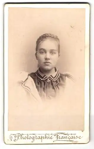 Fotografie Merkulov & Co., Rostow / Rostov am Don, Mathilde mit hochgestecktem Haar und stoischem Blick, 1894