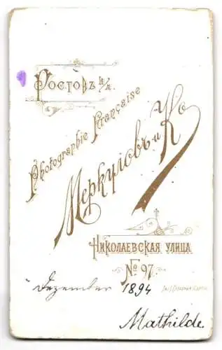 Fotografie Merkulov & Co., Rostow / Rostov am Don, Mathilde mit hochgestecktem Haar und stoischem Blick, 1894