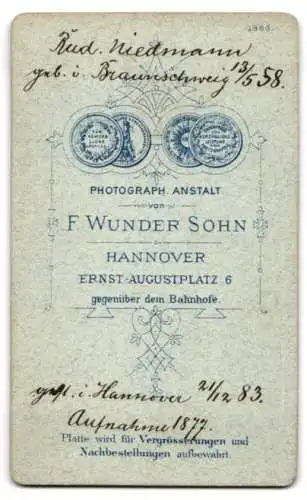 Fotografie F. Wunder Sohn, Hannover, Ernst-Augustplatz 6, Rud. Nietmann im Anzug mit eleganter Fliege