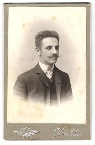 Fotografie Rupert Pokorny, Wien, Mariahilferstr. 55, Johann Hammer im Anzug mit gezwirbeltem Schnurrbart