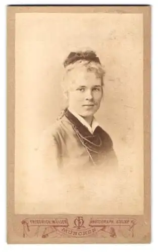 Fotografie Friedrich Müller, München, Kaufinger Str. 21, Sofie Stolzel mit einer Schleife im hochgesteckten Haar