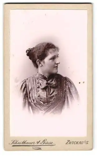 Fotografie Scheithauer & Giese, Zwickau i. S., Auessere Plauensche Str. 24, Tante Marie im gepunkteten Kleid