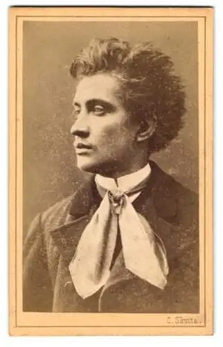 Fotografie C. Skutta, Wr. Neustadt, G. Kober mit wildem Haar im seitlichen Portrait