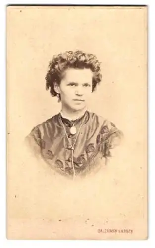 Fotografie Salzmann & Hrbek, Pilsen, Prager-Gasse, Junge Frau mit voluminösem Haar und einem Medaillon