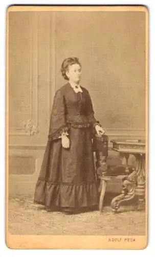 Fotografie Adolf Pech, Budweis, Fräulein Toncicka im eleganten weiten Kleid