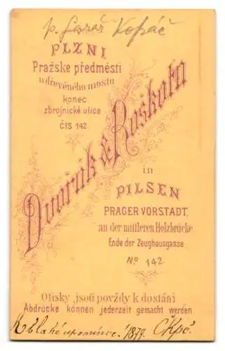 Fotografie Dvorák & Roskota, Pilsen, Zeughausgasse 142, P. Farar Kopác mit kurzem Stehkragen im Anzug