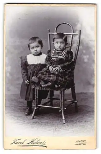 Fotografie Karel Hahn, Klattau, Aninka und Bozenka Jovánovic in schicken Kleidern nebeneinander