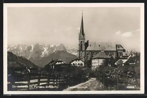 AK St. Johann im Pongau, Kirche im Ortsbild, in der Ferne das Tennengebirge
