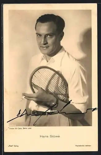 AK Schauspieler Hans Stüwe mit Zigarette und Tennis-Schläger