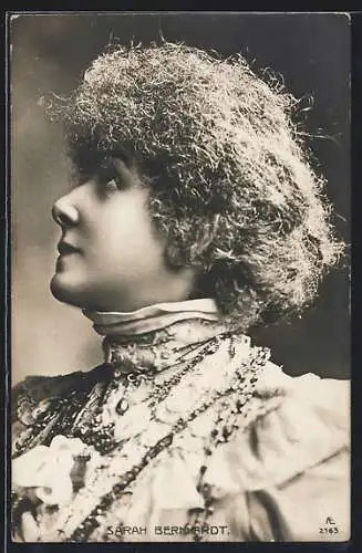 AK Schauspielerin Sarah Bernhardt im Halbprofil porträtiert