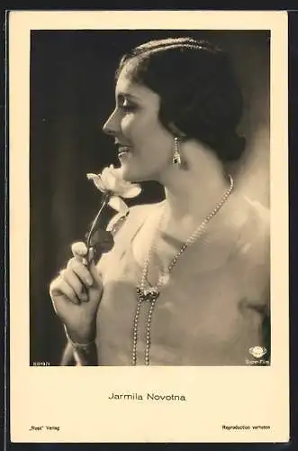 AK Schauspielerin Jarmila Novotna hält eine Rose in der Hand, Perlenkette und Perlenohrringe