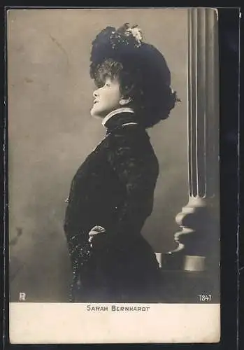 AK Schauspielerin Sarah Bernhardt im eleganten Filmkostüm