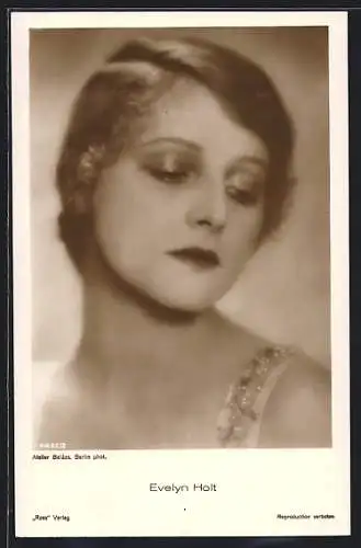 AK Portrait der Schauspielerin Evelyn Holt mit sehnsuchtsvollem Blick