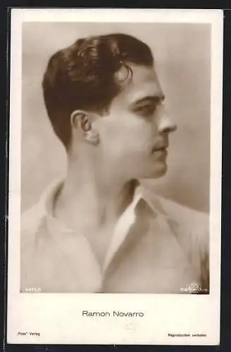 AK Schauspieler Ramon Novarro, seitliches Portrait mit weissem Hemd