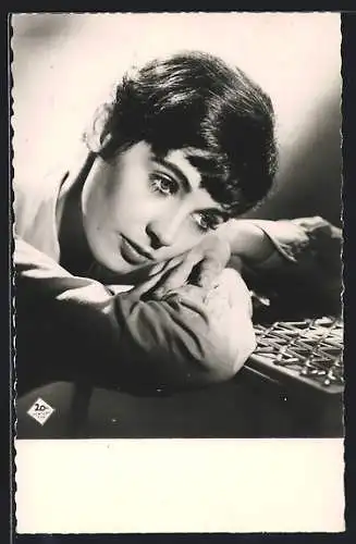 AK Schauspielerin Millie Perkins mit nachdenklichen Blick