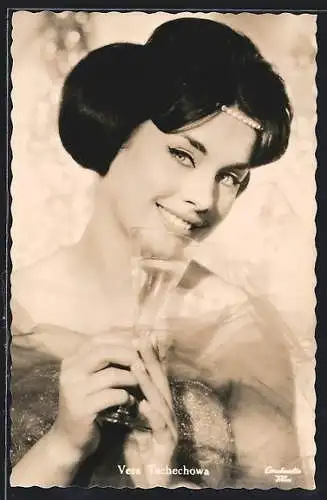 AK Schauspielerin Vera Tschechowa lächelnd mit Sektglas porträtiert