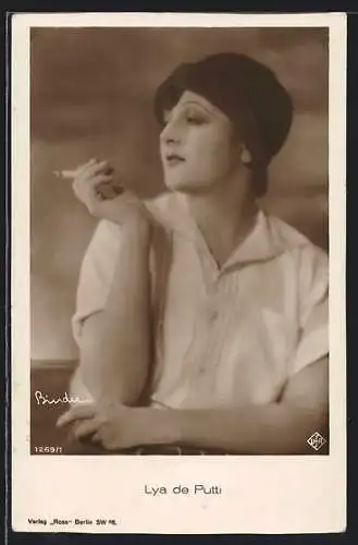 AK Schauspielerin Lia de Putti mit Zigarette