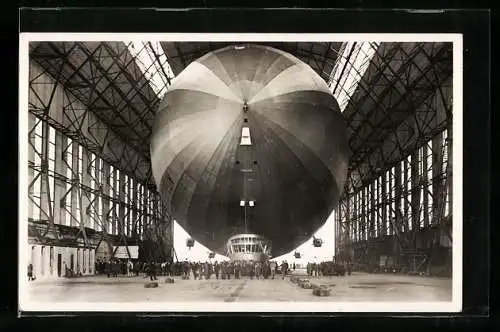 AK Graf Zeppelin, einbringen des Luftschiffes in die Halle