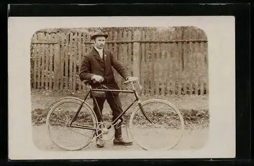 Foto-AK Mann im Anzug mit Fahrrad