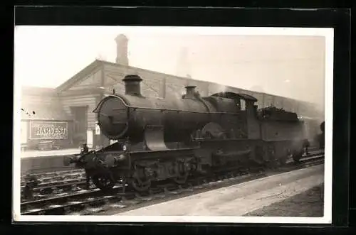 AK Dampflokomotive im Bahnhof, englische Eisenbahn