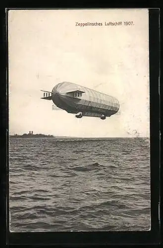 AK Zeppelin schwebt über Wasser, 1907