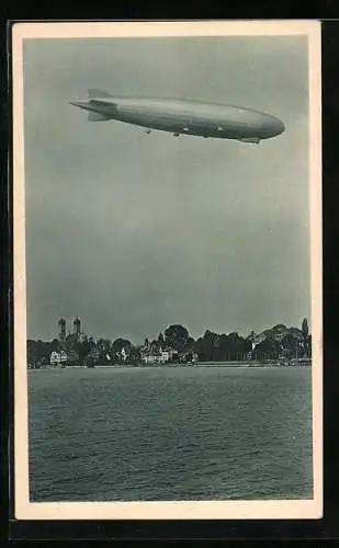 AK Friedrichshafen, Zeppelin-Luftschiff über der Stadt