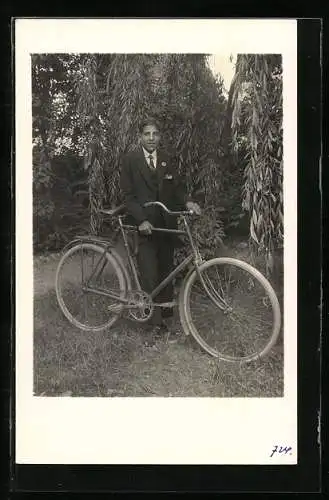 Foto-AK Junger Mann mit Fahrrad im Park