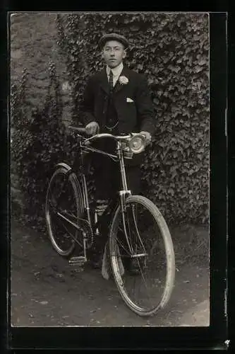 AK Mann im Anzug mit Fahrrad