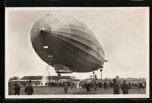 AK LZ 127 Graf Zeppelin bei der Landung, Das Luftschiff lässt Wasserballast ab