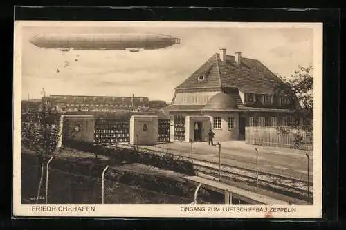 AK Friedrichshafen, Eingang zum Luftschiffbau Zeppelin mit Zeppelin in der Luft