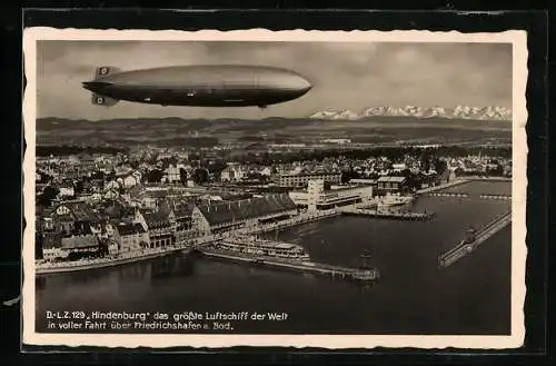 AK Friedrichshafen a. Bod., Zeppelin LZ 129 Hindenburg in voller Fahrt über dem Ort