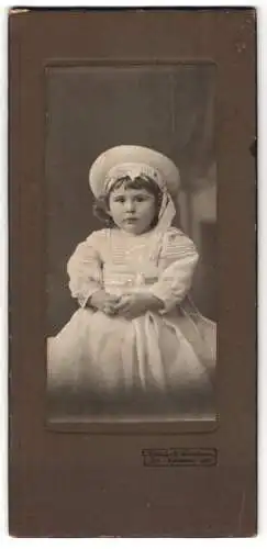 Fotografie C. Fleischmann, Heilbronn, Tante Ottilie als junges Mädchen im weissen Kleid mit weisser Schirmmütze
