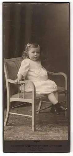 Fotografie O. Ensslinger, Darmstadt, Schulstrasse 3, Annemarie im Alter von 2 Jahren im weissen Kleid auf einem Stuhl