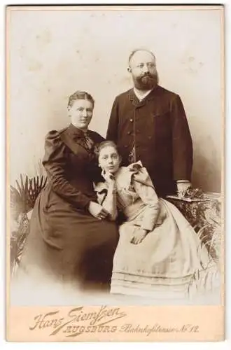 Fotografie Hans Siemssen, Augsburg, Bahnhofstrasse 12, Familie Landsperger, Eltern und Tochter im Sonntagsstaat