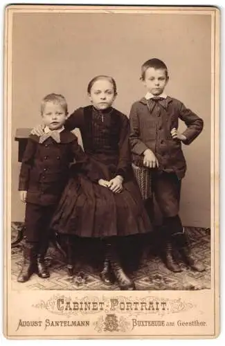 Fotografie August Santelmann, Buxtehude, Karl, Marie und Arnold König im Kindesalter in ihrer Sonntagsgarderobe